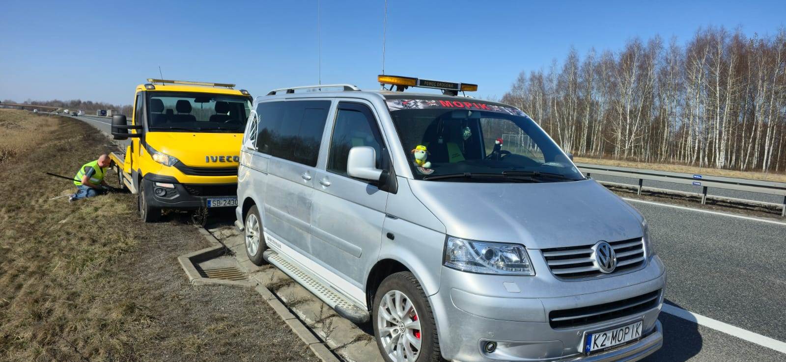 Wymiana opony na trasie.